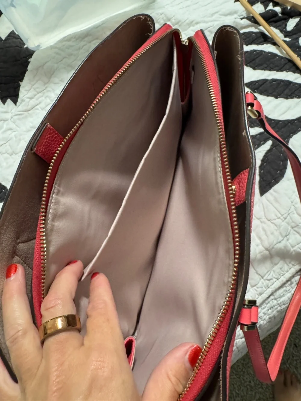 Kate Spade tote GUC holds 13